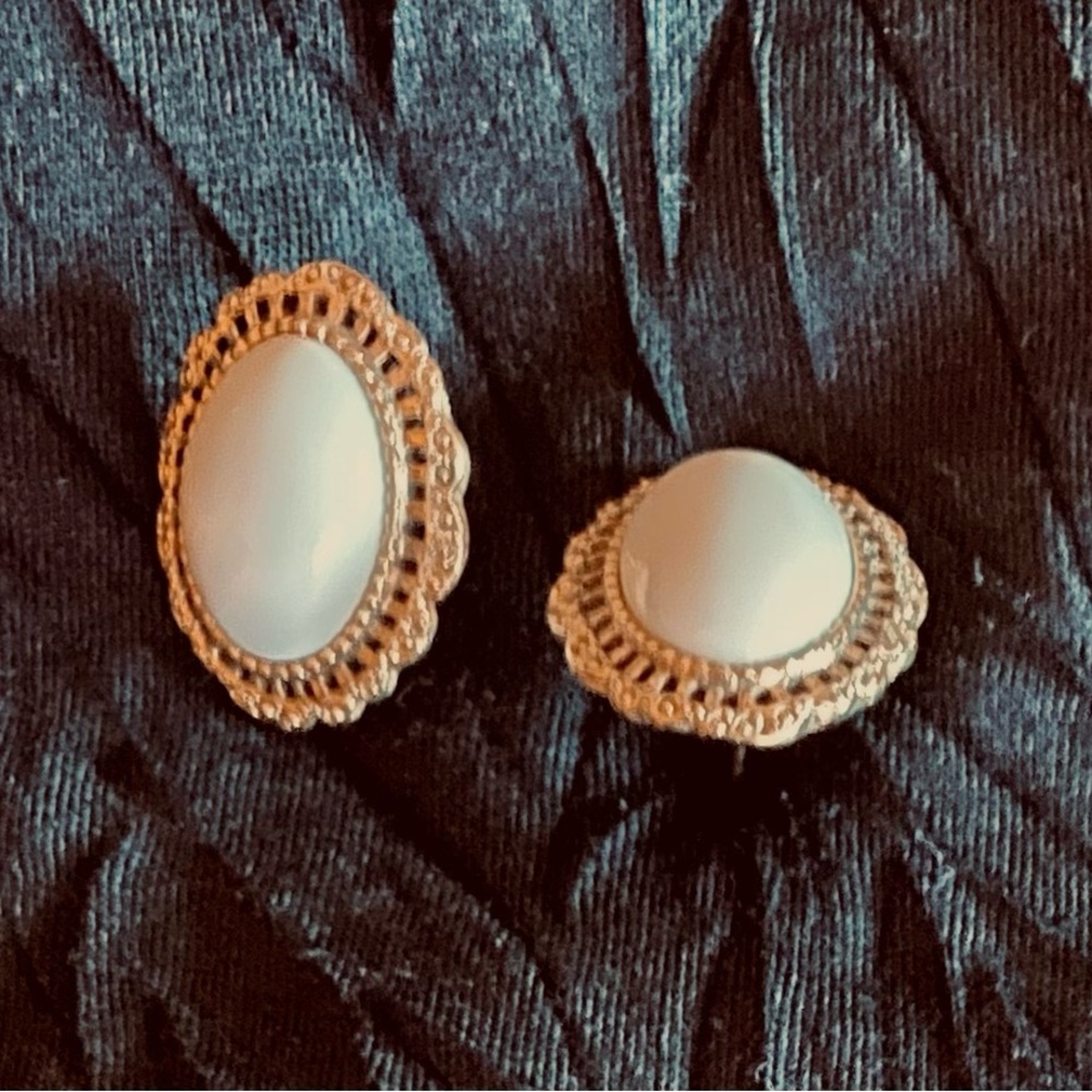 Earrings Vintage Gold Tone Filigree Around Off White Smooth texture pierced